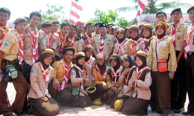 FOTO BERSAMA: Para peserta Pramuka berfoto dengan (Ka Kwarcab) Kota Probolinggo, Bandyk Sutrisno (berdiri, tengah) pada giat prestasi penegak Hari Pramuka tahun 2012.
