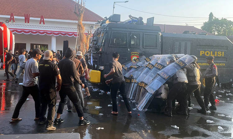 HANYA SIMULASI: Bentrokan antara petugas keamanan dengan massa pendukung salah satu calon yang tak puas dengan hasil pencoblosan. Namun, kejadian itu, hanya simulasi.