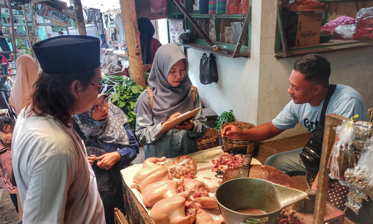 DIKENAI RETRIBUSI: Pedagang di Pasar Gading saat transaksi. Dari pedagang yang menyewa lapakinilah retribusi bisa diperoleh.