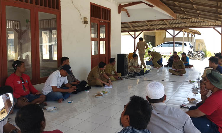 SERAP ASPIRASI: DKUPP berdiskusi terkait plasi dengan para pedagang di Pasar Bawang Dringu siang Senin (19/8)