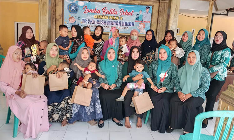 TEKAN STUNTING: Tim Penggerak PKK Desa Maron Kulon berfoto bersama ibu dan balita saat Lomba Balita Sehat. Lomba ini bertujuan menekan potensi stunting.