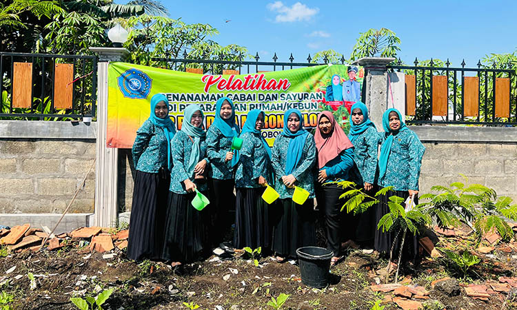 MAKSIMALKAN PEKARANGAN: Tim Penggerak PKK Desa Maron Kulon berfoto bersama usai kegiatan penanaman cabai dan sayuran. Kegiatan ini dilakukan untuk memaksimalkan pekarangan yang belum dimanfaatkan.