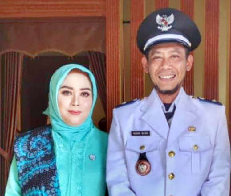 KOMPAK: Kepala Desa Maron Kulon Hasan Basri bersama istri, Yuliati Ningsih.