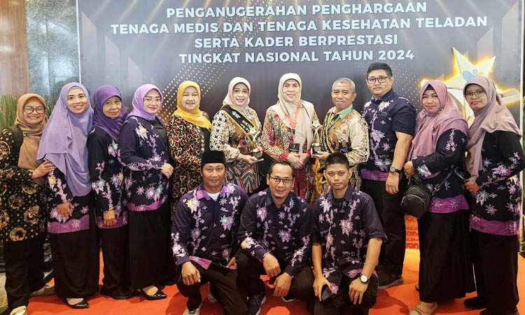 FOTO BERSAMA: Direktur RSUD Grati drg Dyah Retno Lestari M.Kes, Kepala Dinkes Kabupaten Pasuruan dr Ani Latifah dan tim. Tim SISTERPERI RSUD Grati, juga Kepala Puskesmas&nbsp;Nguling dr Eko yang juga menda