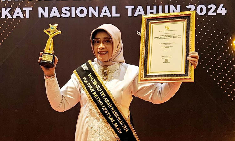 MEMBANGGAKAN: Direktur RSUD Grati drg. Dyah Retno Lestari M.kes meraih penghargaan sebagai Tenaga Kesehatan Teladan Nasional 2024 Kategori Inovasi Tenaga Medis oleh Menteri Kesehata