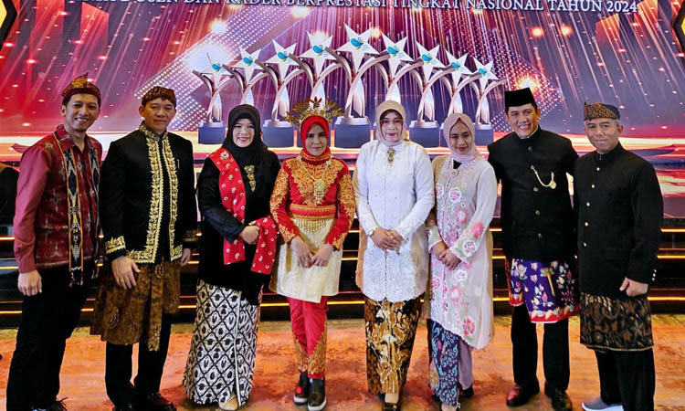 BUAH KEKOMPAKKAN: Bersama penerima Tenaga Kesehatan Teladan Nasional 2024 Kategori Inovasi Tenaga Medis dari berbagai daerah.