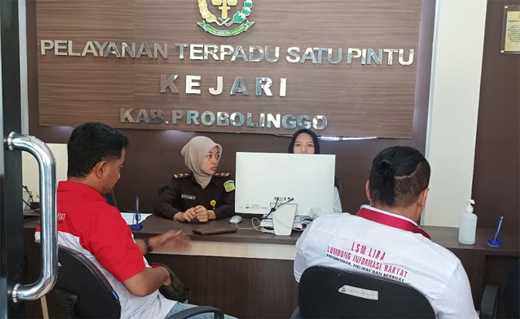 BERHARAP DITINDAKLANJUTI: Aktivis memberikan keterangan setelah audiensi dengan kejaksaan, kemarin.