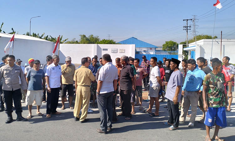 GERUDUK: Aksi puluhan warga Desa Kemirisewu, Kecamatan Pandaan atas pembakaran sampah oleh perusahaan sepatu. Mereka juga mempersoalkan perekrutan tenaga kerja.