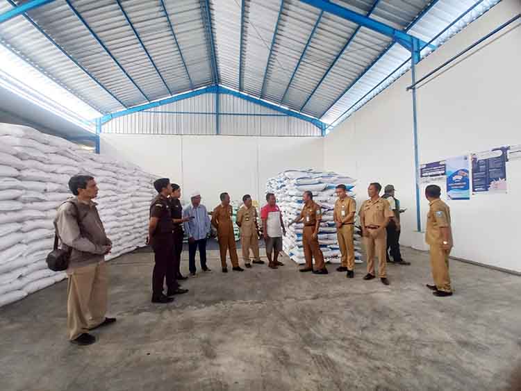 SIDAK: Rombongan Pemkab Probolinggo, DKUPP, Dinas Ketahanan Pangan Kabupaten Probolinggo, Polres Probolinggo Kota, dan Kejaksaan Negeri Kraksaan sidak di kios milik Nur Hasan, Selasa (20/8).
