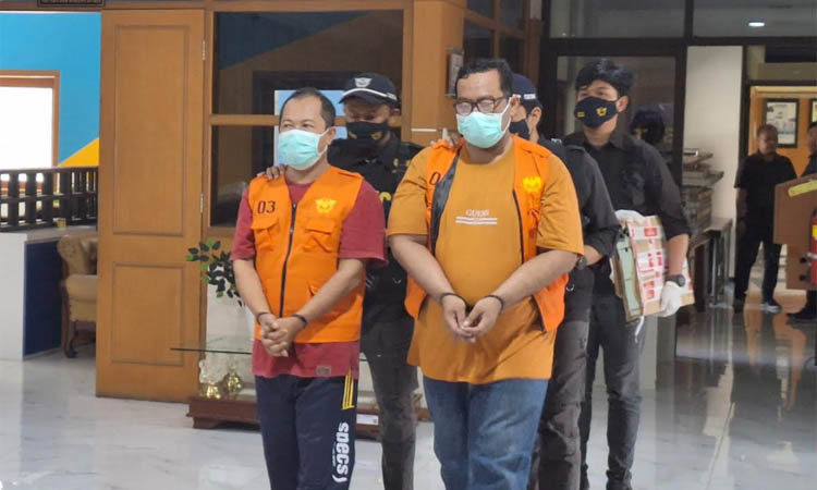 DIAMANKAN: M, 45, dan A, 46, yang turut diamankan dalam operasi gabungan. Pelaku M mendapat pita cukai palsu dari A. Sementara A sendiri merupakan seorang broker yang mendapat pita cukai palsu itu dar