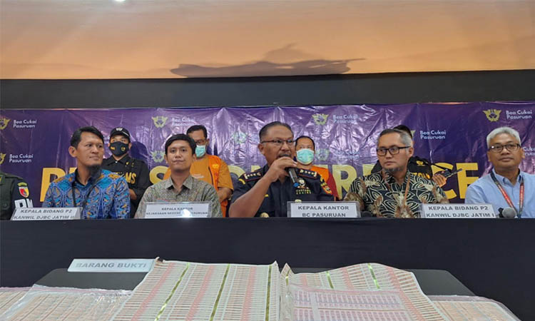 RUGIKAN NEGARA: Cukai palsu yang berhasil diamankan Bea Cukai Pasuruan dari M dan A. Jumlahnya mencapai puluhan ribu keeping.