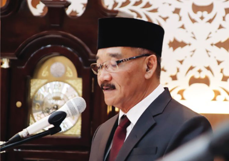 KEPUTUSAN: Sekretaris DPRD Kota Probolinggo Drs. Teguh Bagus Sujarwanto, M.Pd. membacakan SK Pengangkatan Anggota DPRD Kota Probolinggo 2024-2029 dan Pemberhentian Anggota DPRD Kota Probolinggo 2019-2