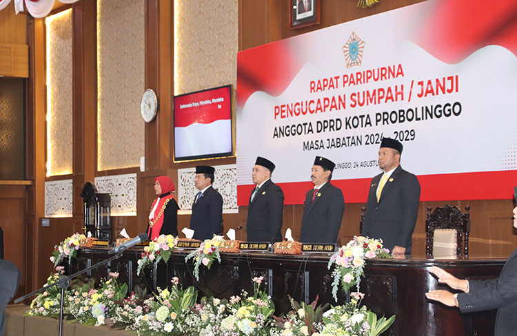 PARIPURNA: Rapat Paripurna Pengambilan Sumpah/Janji 30 Anggota DPRD Kota Probolinggo digelar di Ruang Sidang Utama Kantor DPRD Kota Probolinggo, Sabtu (24/8).