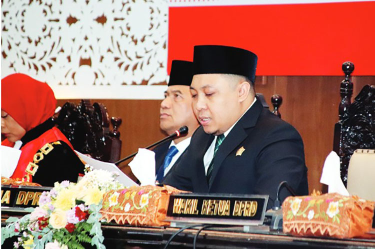 TERIMA KASIH: Pimpinan DPRD Kota Probolinggo H. Abdul Mujib, S.Pd.I. menyampaikan terima kasih atas amanah yang diberikan dan selamat bertugas anggota DPRD Kota Probolinggo 2024-2029.