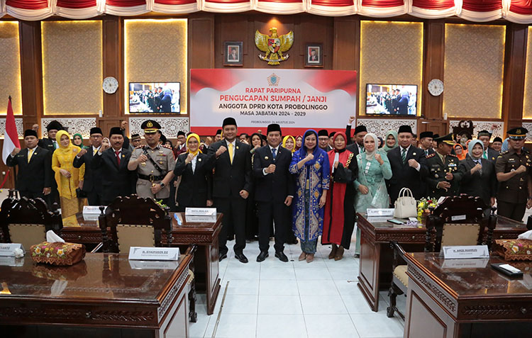 FOTO BERSAMA: Pj Wali Kota Nurkholis bersama forkopimda dan undangan lainnya foto bersama anggota DPRD yang baru dilantik didampingi masing-masing pasangannya