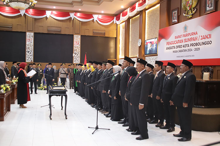 DISUMPAH: Sejumlah 30 anggota DPRD Kota Probolinggo diambil sumpahnya di Ruang Sidang Utama Kantor DPRD Kota Probolinggo, Sabtu (24/8).