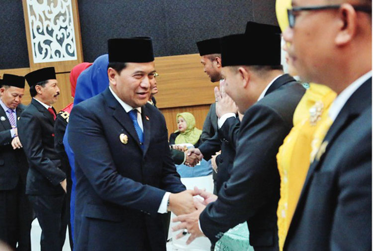 SELAMAT: Pj Wali Kota Probolinggo Nurkholis didampingi sang istri bersama Forkpoimda dan undangan menyalami Anggota DPRD Kota Probolinggo masa jabatan 2024-2029 yang baru dilantik.