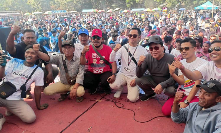 KEBERSAMAAN: Bapaslon Zulmi (berkalung) dan H Rasit saat foto bersama ribuan masyarakat yang ikut Color Gym di Lapangan Kotanyaar.