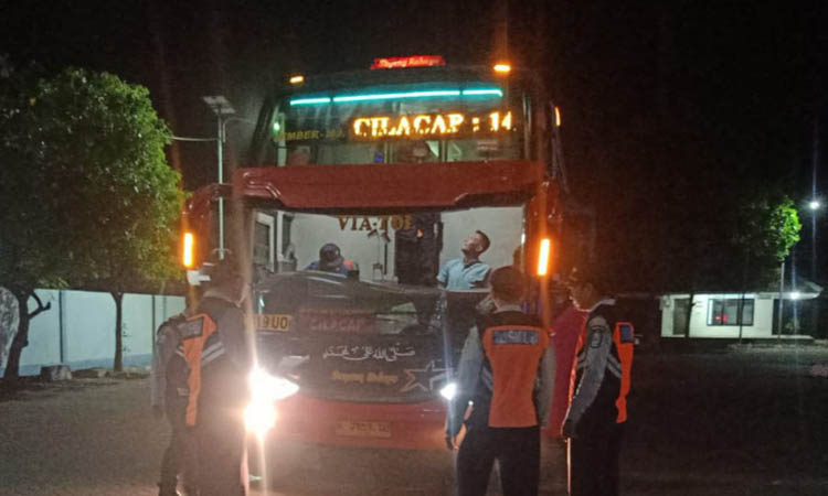 RUTIN: Petugas Dishub mengecek bus di Terminal Untung Suropati.