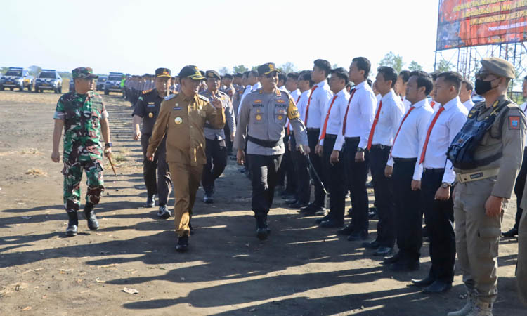 SIAGA: Kapolres Probolinggo AKBP Wisnu Wardana bersama Forkopimda Kabupaten Probolinggo mengecek kesiapan pasukan OMP Semeru 2024.