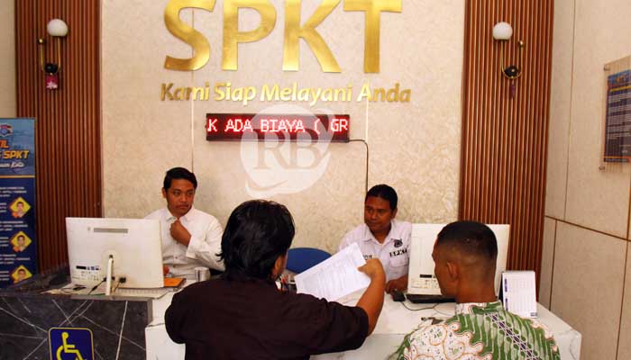 Kakak korban didampingi Komnas perlindungan anak saat melapor ke SPKT Polres Pasuruan Kota, Senin (26/8). (Mokhamad Zubaidillah/ Radar Bromo)
