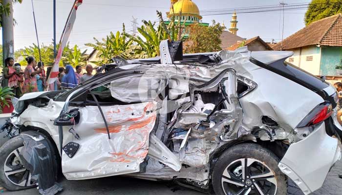 RINGSEK TAK BERBENTUK: Kondisi Toyota Yaris usai tertabrak KA Penataran di Desa Winong, Gempol, Kabupaten Pasuruan, Senin (26/8). (RIzal Syatori/ Radar Bromo)