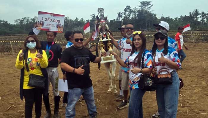 JUARA: Hera (dua dari kanan) dan Ahmad Aripin (3 dari kanan) pasutri owner BK Plastik Stable saat meraih trofi Bupati Jember Cup.