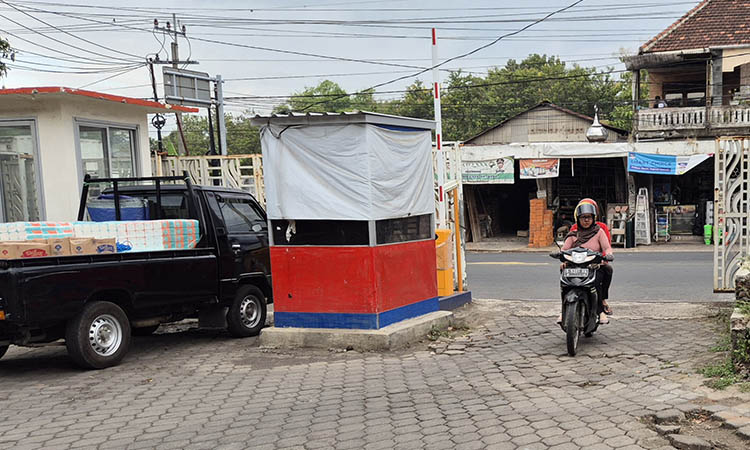 TAK BEROPERASI: Keberadaan e-portal di Pasar Kebonagung, yang saat ini belum difungsikan. Pemkot berencana untuk mengalihkannya ke Terminal Wisata.