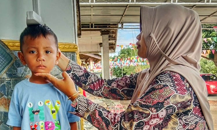 KESEHATAN: Petugas posyandu desa sedang mengukur tinggi badan balita desa. Pemerintah desa turut memperhatikan tumbuh kembang balita.