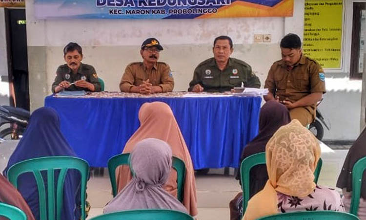 KOMPAK: Kepala Desa Kedungsari Mahfud (pakai topi) saat musyawarah di pendopo kantor desa.