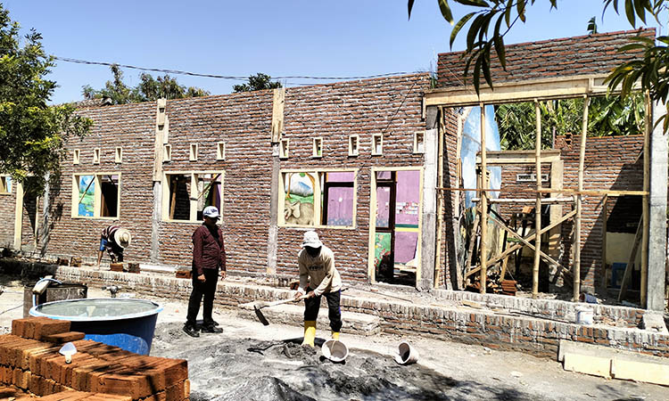 DIBANGUN: Kasi Kesra Desa Pegalangan Kidul Totok Abdul Ghofar (tengah) memantau pembangunan gedung PAUD di RT 1/RW 1, Dusun Krajan.