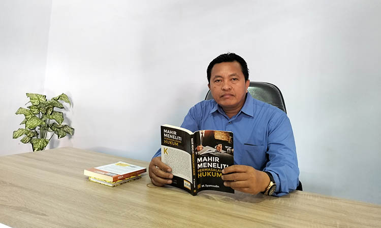 MEMBANGUN DESA: Kepala Desa Pegalangan Kidul Badrul Huda di ruang kerjanya.