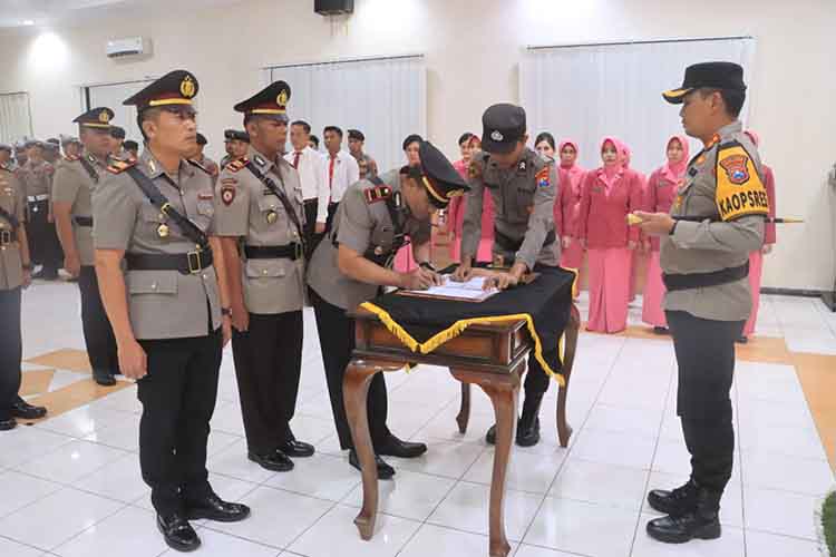 ROTASI: Kapolres Probolinggo AKBP Wisnu Wardana memimpin sertijab wakapolres dan tiga pejabat utama di lingkungan Polres Probolinggo.