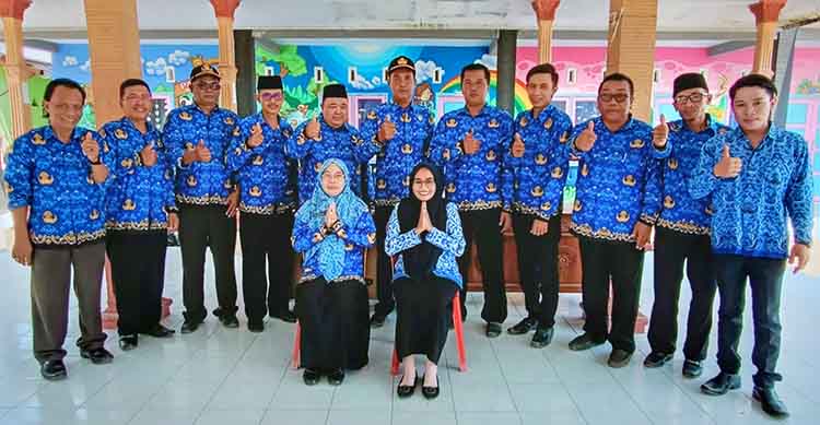 SINERGI: Kepala Desa Ganting Wetan Suherman (tengah) berfoto bersama perangkat desa.