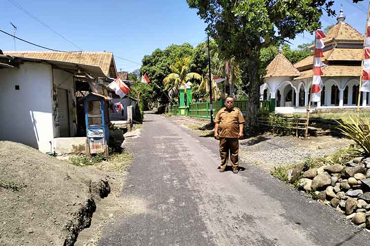 MULUS: Bendahara Desa Ganting Wetan Muhammad Salehudin melihat jalan RT 15-16/RW 4, Dusun Krajan, yang sudah diaspal.