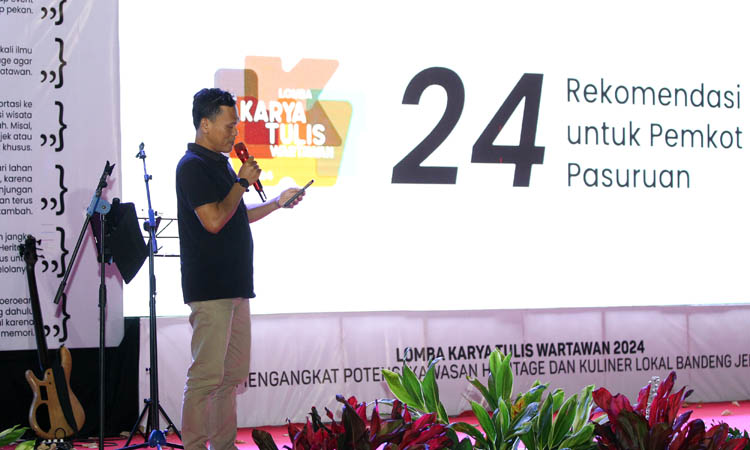 HASILKAN POIN: Pembacaan 24 rekomendasi untuk Pemkot Pasuruan dibacakan oleh Muhajir Arifin perwakilan Persatuan Wartawan Indonesia (PWI).
