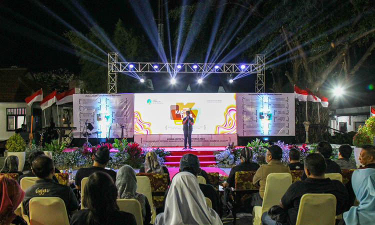 JAJARAN PEMERINTAH: Undangan yang hadir mulai dari Kepala Perangkat Daerah, Camat, Lurah dan wartawan di Taman Kota Pasuruan Sabtu (24/8) malam.