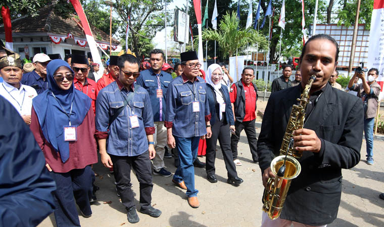 RAMAI: Pasangan Zulmi Noor Hasan dan Abd Rasit ketika tiba di kantor KPU Kabupaten Probolinggo kemarin.