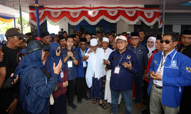 IRINGAN DOA: H. Zulmi Noor Hasani dan H. Abd. Rasit berdoa bersama didampingi kiai dan seluruh pendukungnya saat hendak berangkat mendaftar calon Bupati dan Wakil B