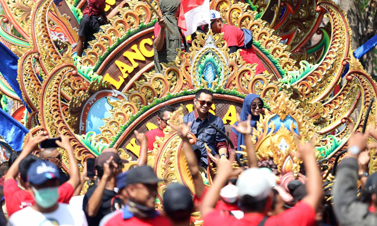 UNSUR BUDAYA: Calon Bupati Probolinggo, H. Zulmi Noor Hasani, berangkat daftar ke KPU dengan naik&nbsp; menaiki Klabang Songo.