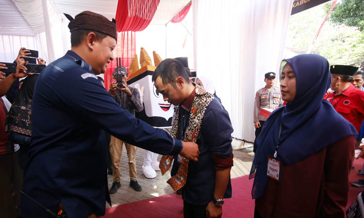 DISAMBUT: Calon Bupati Probolinggo, H. Zulmi Noor Hasani, saat mengenakan syal dari KPU dalam prosesi pendaftaran.