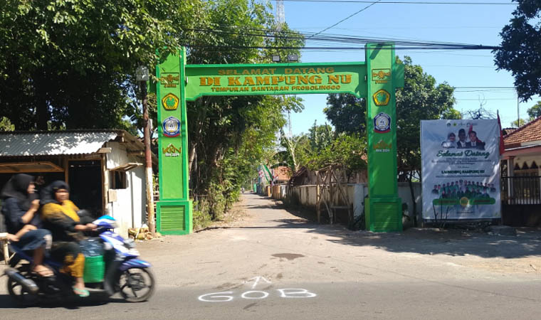 IDENTITAS: Pengendara melintas di gapura Kampung NU yang sebagai simbol di Desa Tempuran.