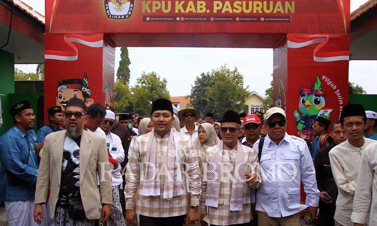 Mas Rusdi dan Gus Shobih saat mendaftar Pilbup Pasuruan di KPU Kabupaten Pasuruan, Rabu (28/8). (Mokhamad Zubaidillah/ Radar Bromo)