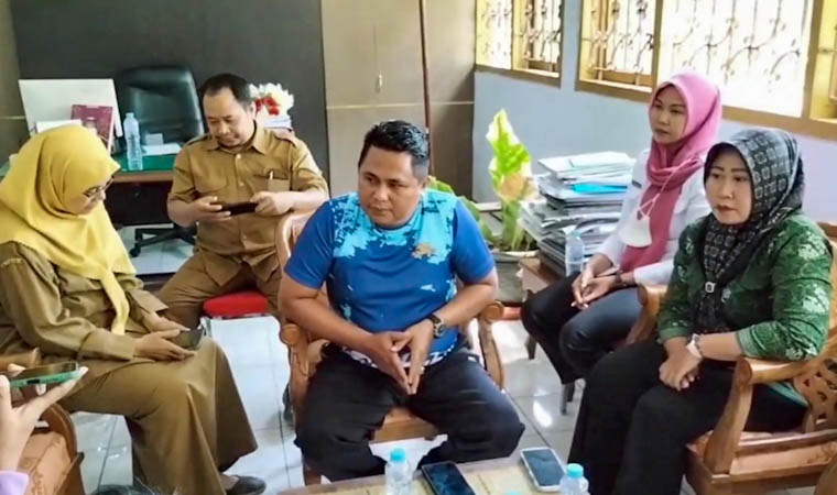 BERI PENJELASAN: Wakil Kepala SMAN 4 Kota Pasuruan Putut Cahyono (biru) didampingi beberapa guru saat memberikan keterangan kepada para awak media, Selasa (27/8) siang.
