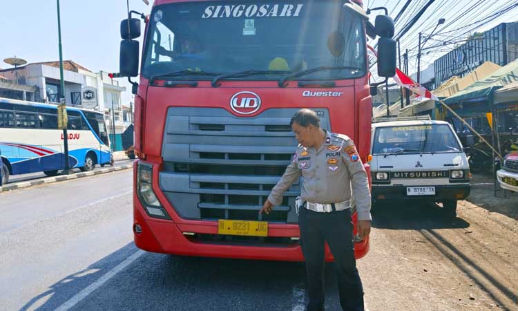 BARANG BUKTI: Truk yang terlibat kecelakaan dengan motor. Imbas kejadian tersebut, pemotor mengalami luka-luka.