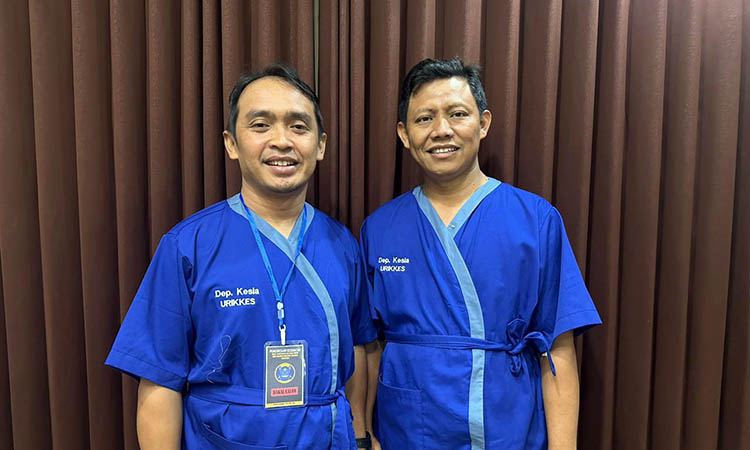 CEK KESEHATAN: Bapaslon Adi dan Nawawi saat hendak mengikuti tes kesehatan di RSAL dr Ramelan Surabaya.