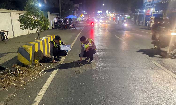 Petugas saat melakukan oalh TKP kecelakaan maut di Ranggeh, Gondangwetan, Kabupaten Pasuruan.