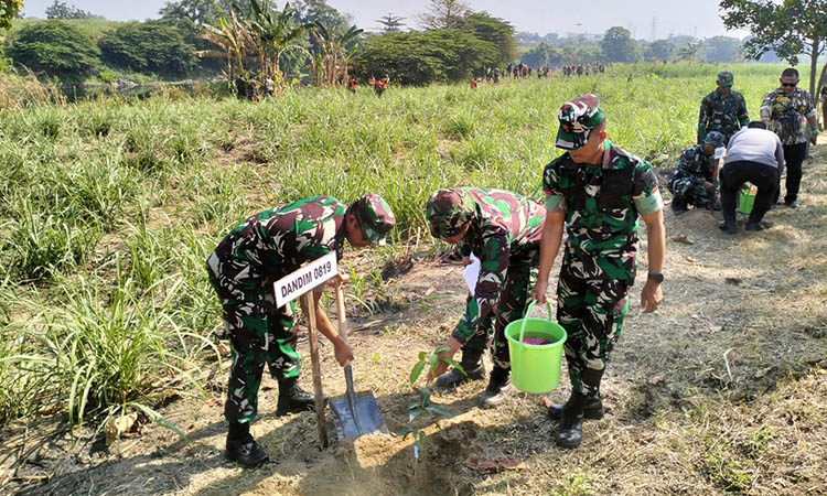 TANAM: Aksi tanam pohon yang melibatkan TNI, Polri, BPBD Kabupaten Pasuruan dan sejumlah pihak lain, di tepian DAS Brantas. Hal itu dilakukan, untuk meminimalisir abrasi di aliran sungai setempat.