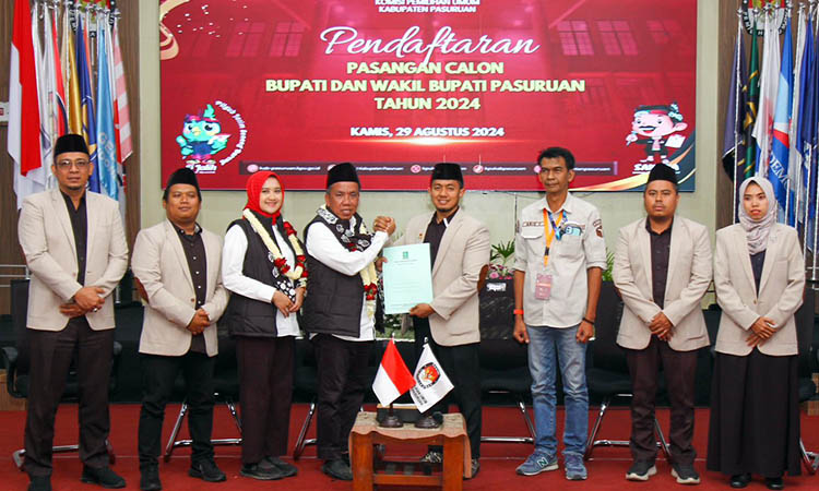 RESMI MENDAFTAR: Penyerahan dokumen pendaftaran sebagai bupati dan wakil bupati kepada KPU Kabupaten Pasuruan.