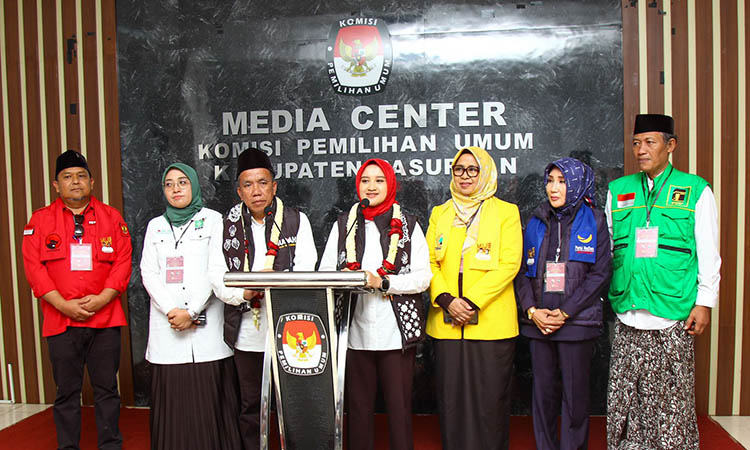 WAWANCARA: Gus Mujib dan Ning Wardah dalam sesi konferensi sesaat setelah pendaftaran.